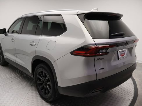Used 2025 Toyota Grand Highlander XLE FWD image 11