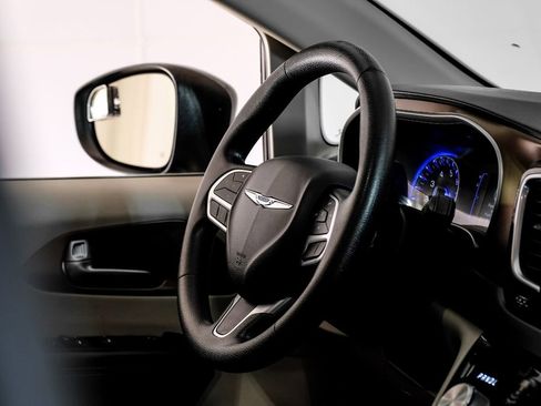 Used 2020 Chrysler Voyager Lxi image 11