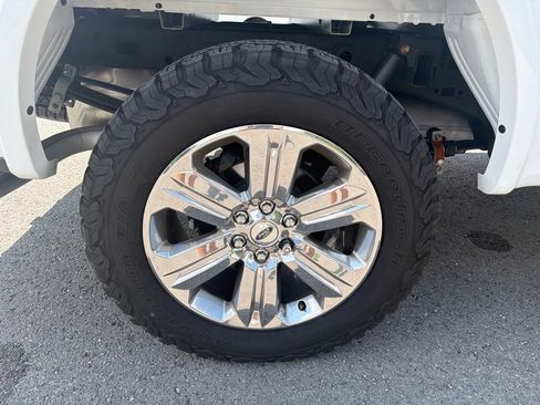 Used 2019 Ford F150 Lariat w/ Equipment Group 502A Luxury AWD/4WD image 13