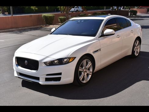 Used 2019 Jaguar XE Premium RWD image 3