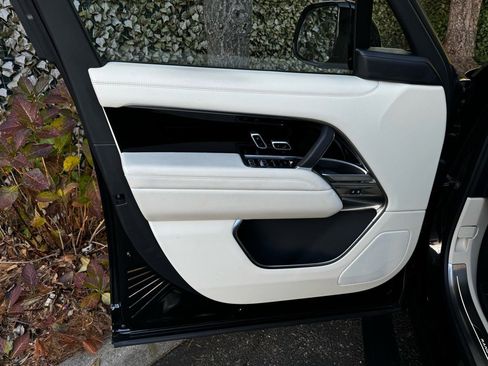 Used 2025 Land Rover Range Rover SE image 8
