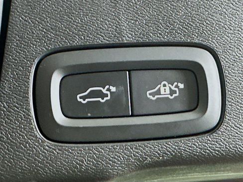 Used 2025 Volvo XC60 B5 Core image 32