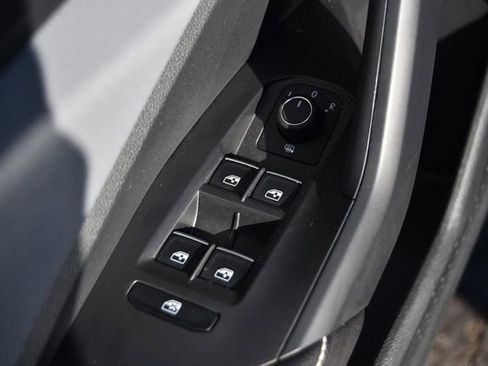 Certified 2025 Volkswagen Jetta SE w/ Sunroof Package image 8