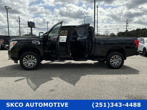 Used 2022 Nissan Titan SV image 31