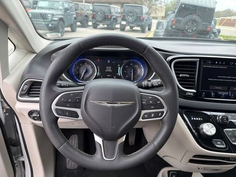 Used 2023 Chrysler Pacifica Touring-L FWD image 36