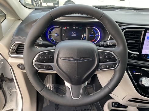 Used 2024 Chrysler Pacifica Select image 25