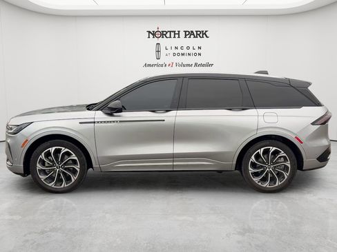 Used 2024 Lincoln Nautilus Reserve AWD/4WD image 2