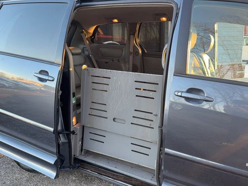 Used 2010 Toyota Sienna LE image 24