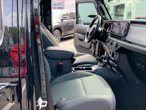 Used 2024 Jeep Gladiator Sport AWD/4WD image 6