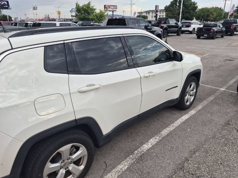 Used 2018 Jeep Compass Latitude FWD image 11