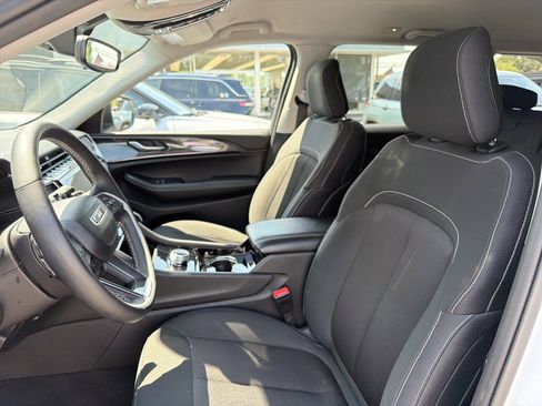 Used 2022 Jeep Grand Cherokee Laredo w/ Luxury Tech Group I AWD/4WD image 18