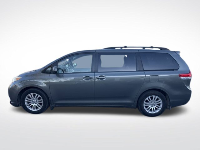 Used 2012 Toyota Sienna XLE w/ Entertainment Pkg FWD image 2