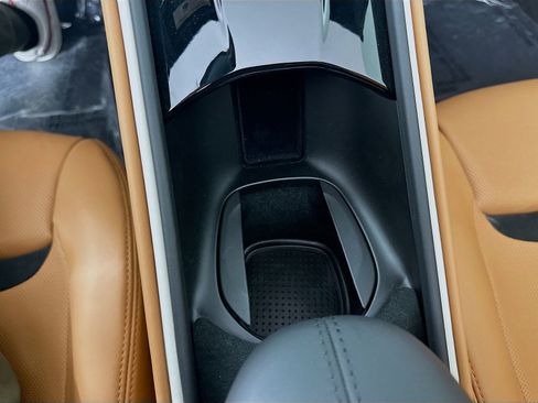 Used 2024 Ferrari Roma Spider RWD image 31