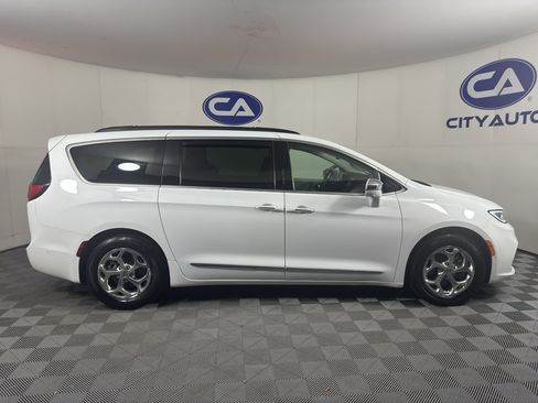 Used 2022 Chrysler Pacifica Limited FWD image 2