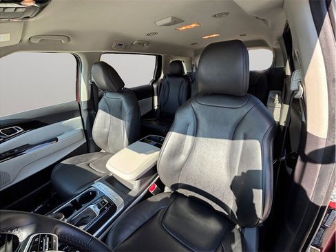 Used 2023 Kia Carnival EX image 18