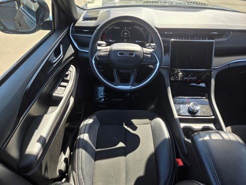 Used 2025 Jeep Grand Cherokee Altitude AWD/4WD image 17