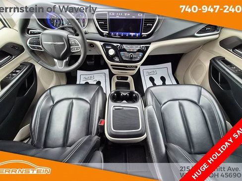 Used 2023 Chrysler Pacifica Touring-L image 13