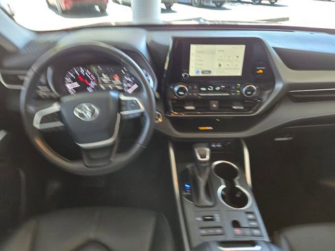 Used 2023 Toyota Highlander XLE image 11