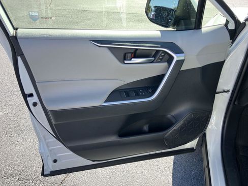Used 2022 Toyota RAV4 XLE Premium image 14