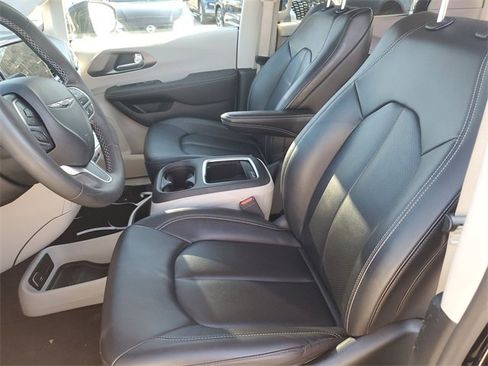 Used 2024 Chrysler Pacifica Touring-L image 24