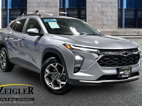 Used 2025 Chevrolet Trax LT w/ Driver Confidence Package image 1