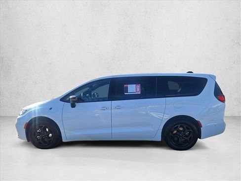 Used 2024 Chrysler Pacifica Limited image 8