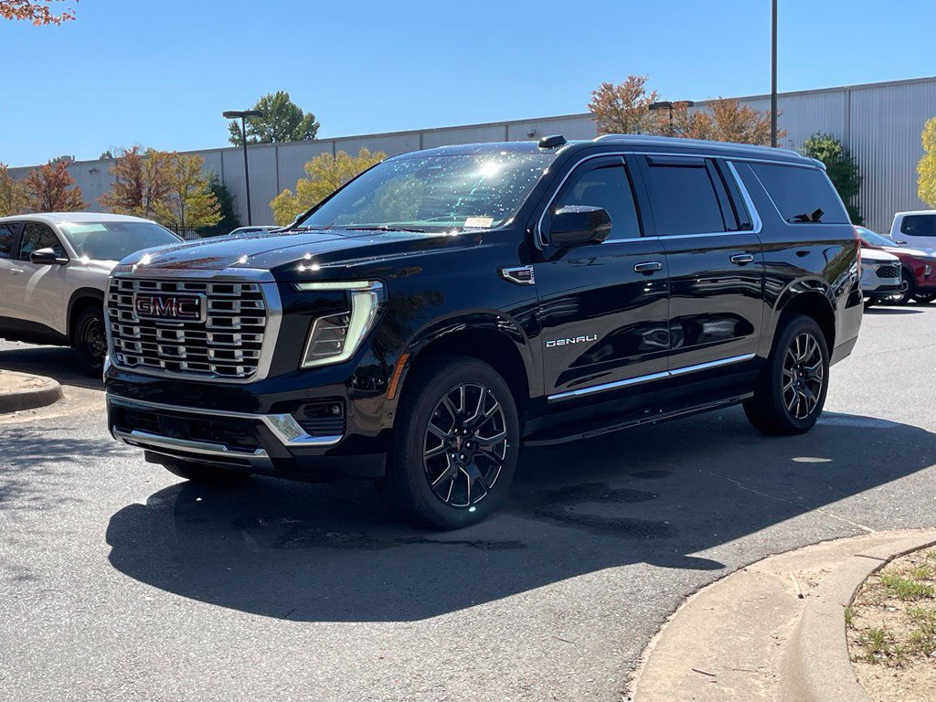 Used 2025 GMC Yukon XL Denali w/ Advanced Technology Package AWD/4WD image 3