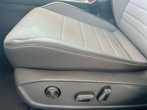 Certified 2025 Volkswagen Jetta SE w/ Sunroof Package image 13