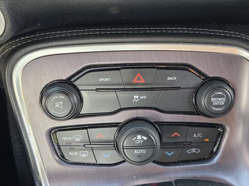 Used 2015 Dodge Challenger SXT image 16