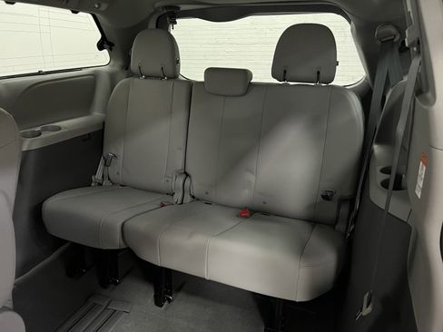 Used 2019 Toyota Sienna XLE image 15