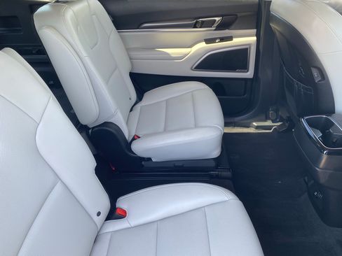 Certified 2024 Kia Telluride S FWD image 11