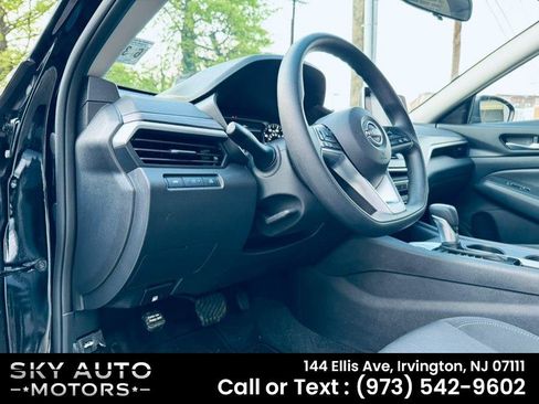 Used 2025 Nissan Altima 2.5 SV FWD image 17