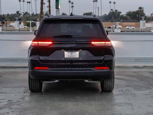 New 2025 Jeep Grand Cherokee Altitude image 8