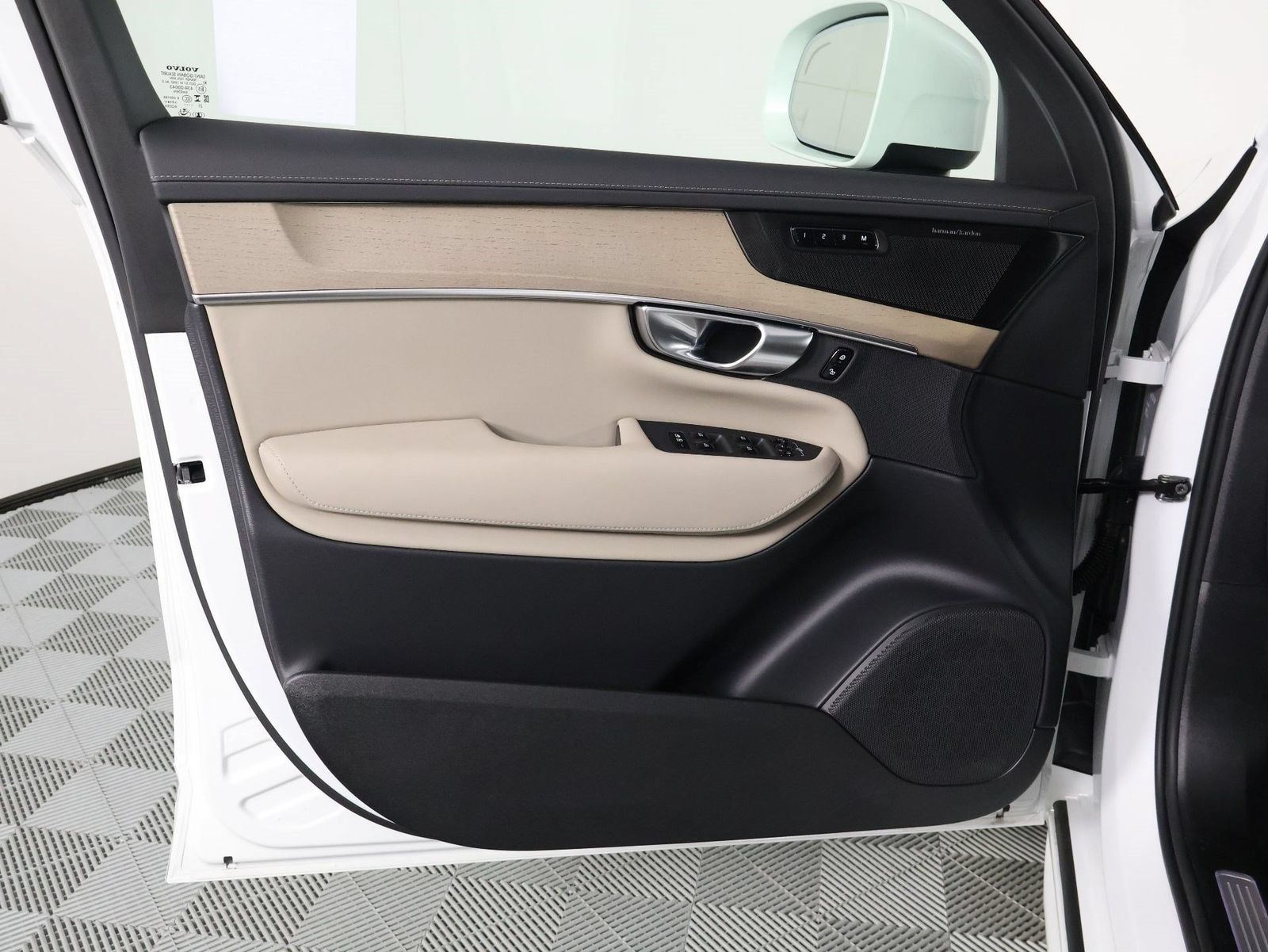 Certified 2026 Volvo XC90 B6 Plus w/ Protection Package AWD/4WD image 17