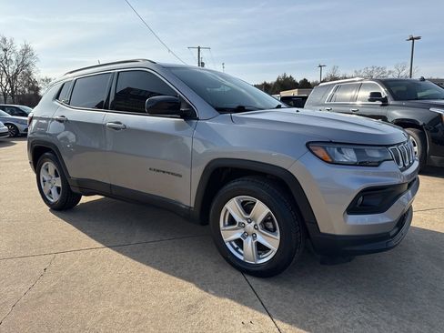 Certified 2022 Jeep Compass Latitude w/ Convenience Group image 3