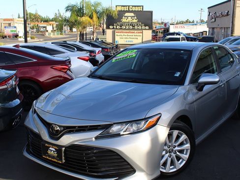 Used 2019 Toyota Camry LE w/ Carpet Mat Package FWD image 2