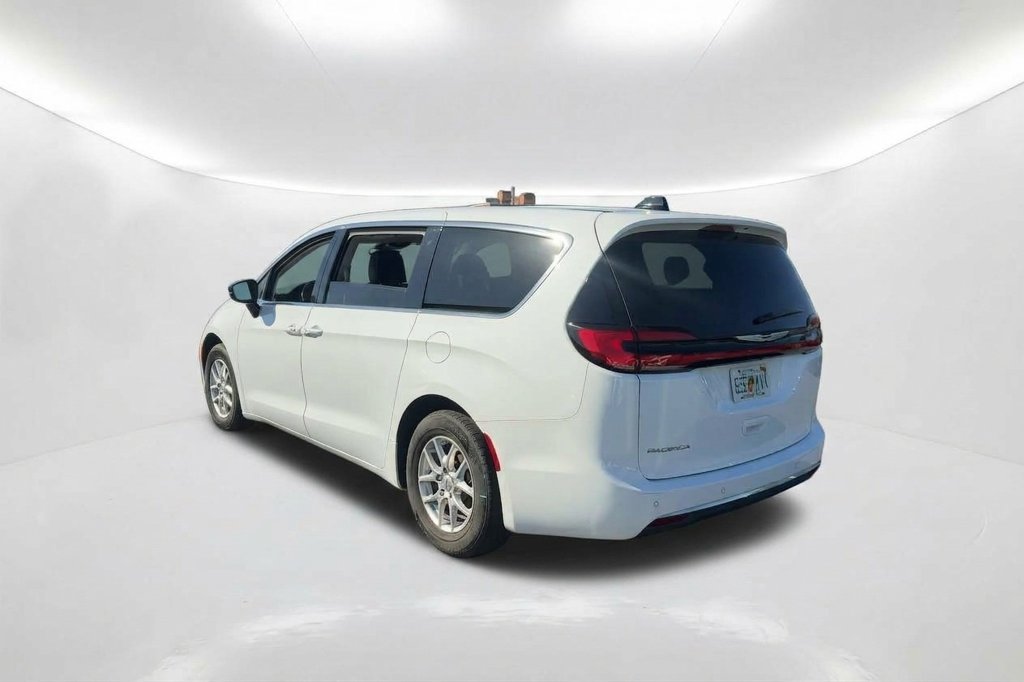 Used 2024 Chrysler Pacifica Touring-L FWD image 8