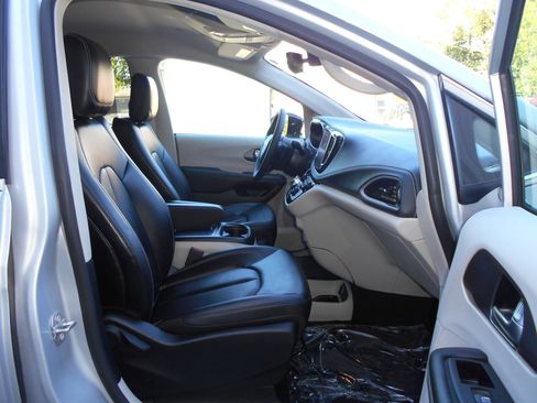 Used 2024 Chrysler Pacifica Touring-L FWD image 28