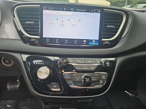 Used 2025 Chrysler Pacifica Select FWD image 19