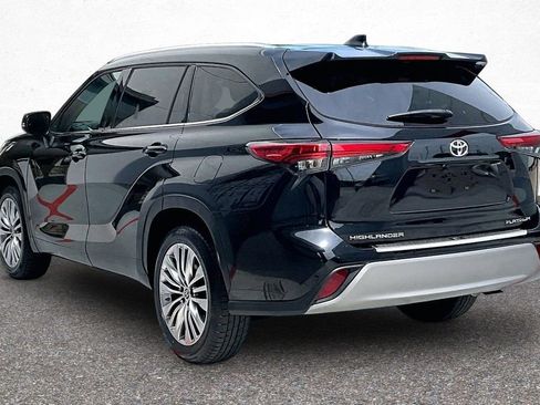 Used 2023 Toyota Highlander Platinum FWD image 5