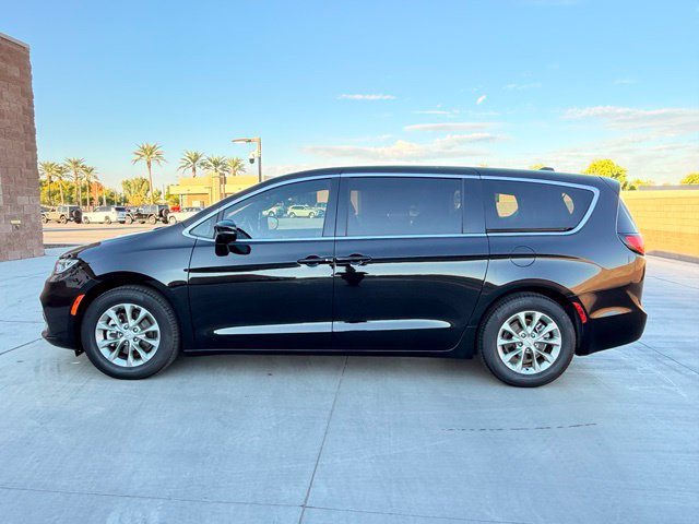 Used 2026 Chrysler Pacifica Limited FWD image 10