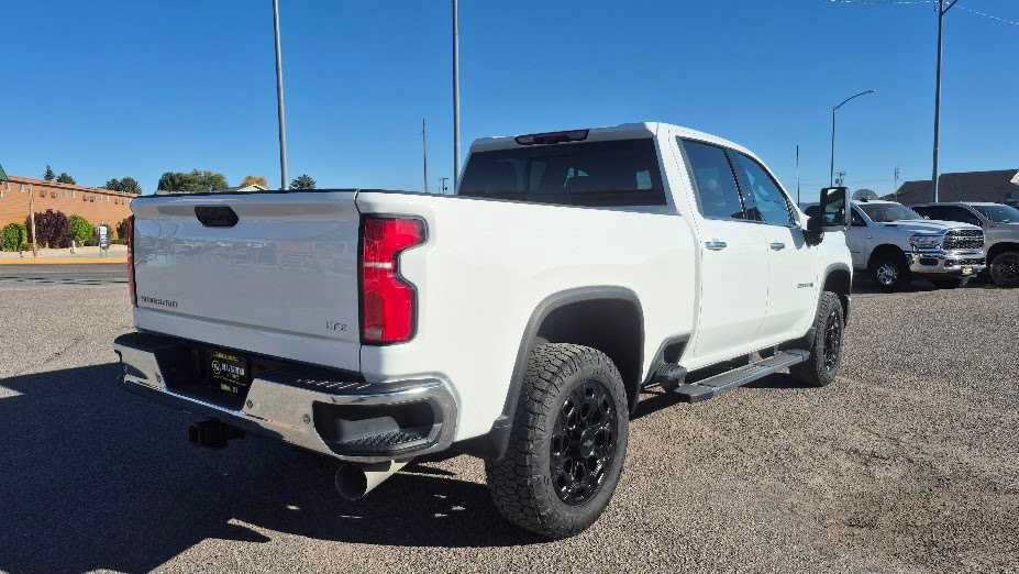 Used 2024 Chevrolet Silverado 2500 LTZ w/ LTZ Convenience Package AWD/4WD image 3