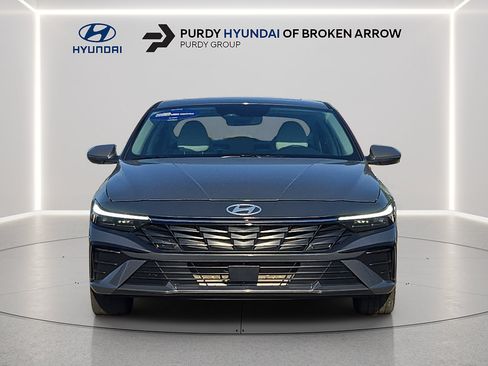 Certified 2025 Hyundai Elantra Limited FWD image 3