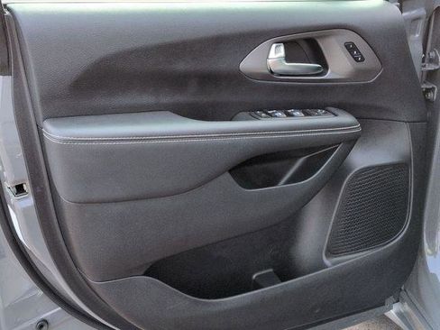 Certified 2025 Chrysler Pacifica Select image 14