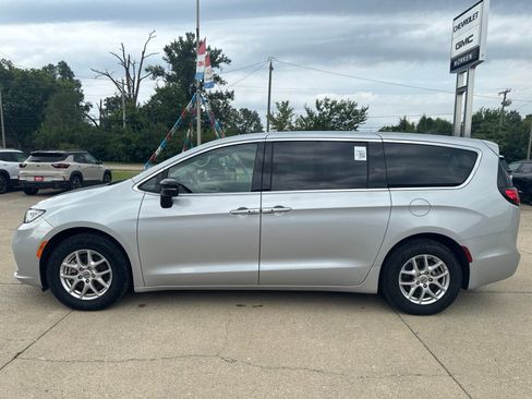 Used 2024 Chrysler Pacifica Touring-L FWD image 6
