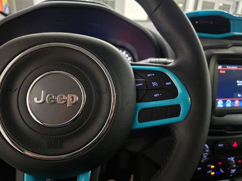 Used 2018 Jeep Renegade Latitude FWD image 18