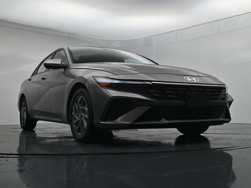 Used 2024 Hyundai Elantra SEL FWD image 18