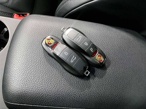 Used 2025 Porsche Macan image 38