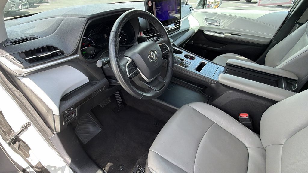 Certified 2025 Toyota Sienna XLE FWD image 10