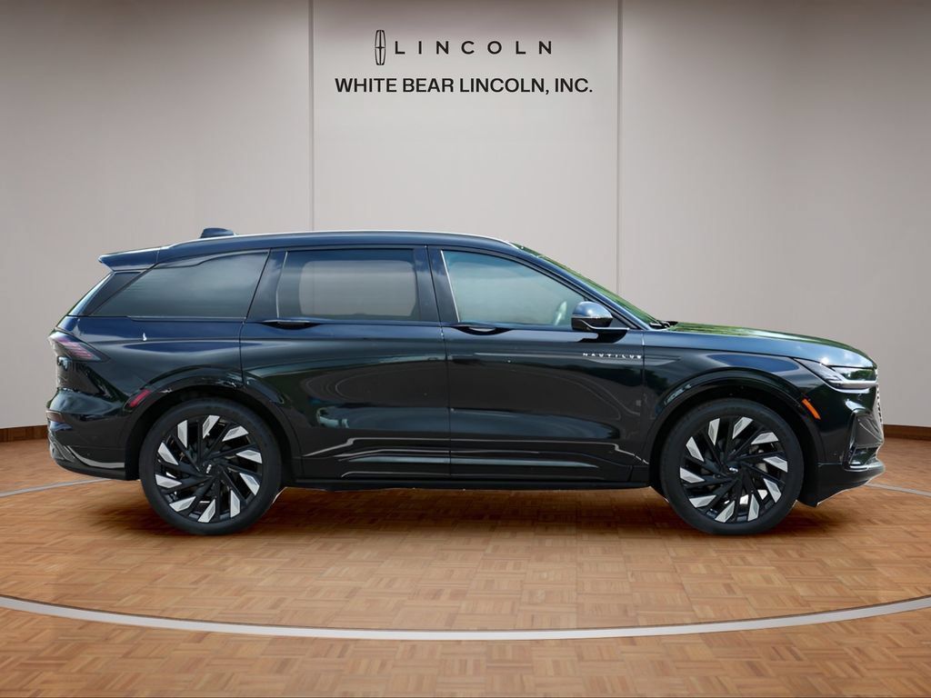 Used 2024 Lincoln Nautilus Reserve w/ Equipment Group 202A AWD/4WD image 4